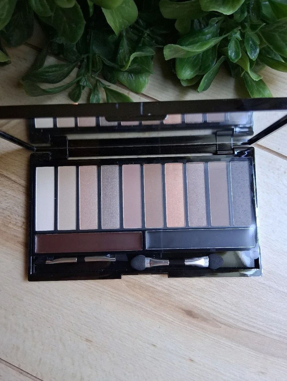 NIB Macy's Eyeshadow Palette With Warm & Neutral Colors.